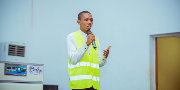 Portrait : Ousmane BAH, Le Jeune Électrotechnicien Qui Réinvente l’Aviculture guinéenne