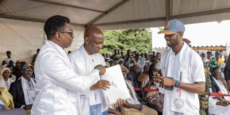 MouNa Group Technology remet un important lot d'ordinateurs aux Étudiants des CPGE dans le cadre du Programme Simandou Academy