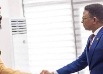 Alpha Bacar BARRY Reconduit au Ministère de l’Enseignement Supérieur: « un appel renouvelé au service de la nation » Le Président de la Transition a dévoilé la composition de la nouvelle équipe gouvernementale. Sans grande surprise, plusieurs ministres du précédent gouvernement ont été reconduits, parmi lesquels Alpha Bacar BARRY, maintenu à la tête du Ministère de l’Enseignement Supérieur, de la Recherche Scientifique et de l’Innovation. Réagissant à sa reconduction, le Ministre a exprimé sa gratitude et son sens du devoir dans une publication sur sa page Facebook. Il s’est dit honoré de la confiance renouvelée du chef de l’État : « C’est avec une profonde humilité que je reçois cette reconduction comme un appel renouvelé au service de notre nation. Je rends grâce à Allah, le Tout-Puissant, pour cette nouvelle opportunité de continuer à servir, et j’exprime ma sincère reconnaissance au Président de la République, Son Excellence le Général Mamadi Doumbouya, pour la confiance qu’il m’accorde une fois encore », a-t-il écrit. Alpha Bacar BARRY a également salué l’accompagnement du Premier Ministre, Amadou Oury BAH, qu’il décrit comme constant et éclairé. Il n’a pas manqué de rendre hommage aux équipes de son ministère, qu’il considère comme les piliers des actions menées par son département : « Je tiens à saluer l’engagement sans faille des équipes du ministère, dont le travail au quotidien permet de faire avancer les réformes dans un esprit de responsabilité, de résilience et de coopération. Rien ne serait possible sans leur dévouement. » Cette reconduction marque ainsi une continuité dans la politique éducative de la Transition, notamment en matière d’Enseignement Supérieur et de Recherche.