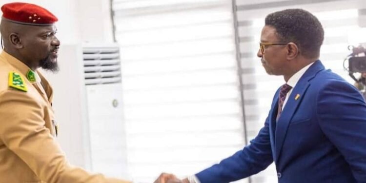 Alpha Bacar BARRY Reconduit au Ministère de l’Enseignement Supérieur: « un appel renouvelé au service de la nation » Le Président de la Transition a dévoilé la composition de la nouvelle équipe gouvernementale. Sans grande surprise, plusieurs ministres du précédent gouvernement ont été reconduits, parmi lesquels Alpha Bacar BARRY, maintenu à la tête du Ministère de l’Enseignement Supérieur, de la Recherche Scientifique et de l’Innovation. Réagissant à sa reconduction, le Ministre a exprimé sa gratitude et son sens du devoir dans une publication sur sa page Facebook. Il s’est dit honoré de la confiance renouvelée du chef de l’État : « C’est avec une profonde humilité que je reçois cette reconduction comme un appel renouvelé au service de notre nation. Je rends grâce à Allah, le Tout-Puissant, pour cette nouvelle opportunité de continuer à servir, et j’exprime ma sincère reconnaissance au Président de la République, Son Excellence le Général Mamadi Doumbouya, pour la confiance qu’il m’accorde une fois encore », a-t-il écrit. Alpha Bacar BARRY a également salué l’accompagnement du Premier Ministre, Amadou Oury BAH, qu’il décrit comme constant et éclairé. Il n’a pas manqué de rendre hommage aux équipes de son ministère, qu’il considère comme les piliers des actions menées par son département : « Je tiens à saluer l’engagement sans faille des équipes du ministère, dont le travail au quotidien permet de faire avancer les réformes dans un esprit de responsabilité, de résilience et de coopération. Rien ne serait possible sans leur dévouement. » Cette reconduction marque ainsi une continuité dans la politique éducative de la Transition, notamment en matière d’Enseignement Supérieur et de Recherche.