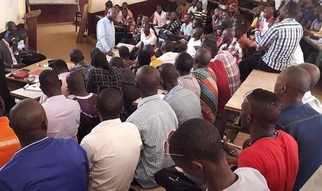 Salaires Bloqués : Une lueur d’espoir pour les Enseignants guinéens…