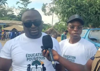 N’Zérékoré /Zogbéanta : Me Pépé Antoine LAMAH Offre des Kits Scolaires et des Panneaux Solaires