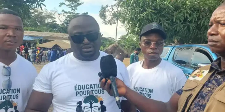 N’Zérékoré /Zogbéanta : Me Pépé Antoine LAMAH Offre des Kits Scolaires et des Panneaux Solaires