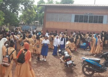  Le lycée Grand-Ducal de Mamou a 22 Groupes pédagogiques, 15 Salles de Classes et manque de bancs