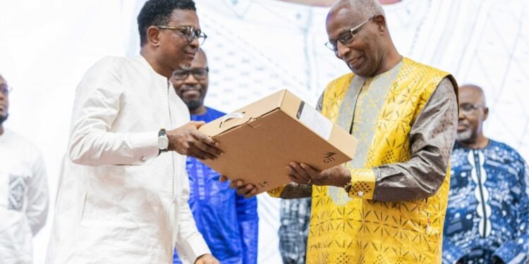 Guinée : 1 000 Ordinateurs Remis aux Enseignants Pour Accélérer la Transition Numérique  