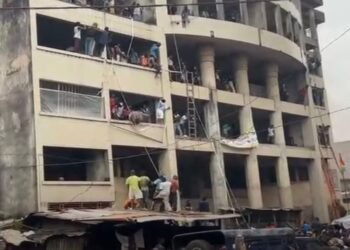 Conakry : A Madina, un incendie ravage un immeuble abritant une École pour enfants