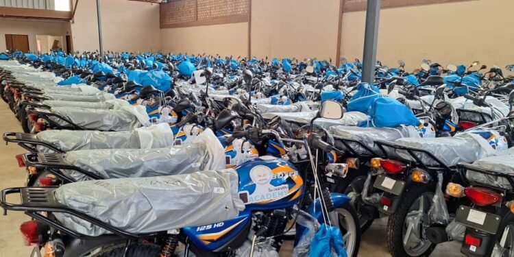 Enseignement Technique boosté : 210 motos et 85 PC remis aux écoles guinéennes !