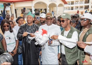 Le Ministre Alpha Bacar BARRY a inauguré, ce mercredi 17 décembre 2025, un ensemble de nouveaux édifices transformant radicalement le cadre de vie et d'études à Labé. Entre baptêmes symboliques, promesses d'extension et équipements technologiques, l'enseignement supérieur guinéen franchit un nouveau palier.