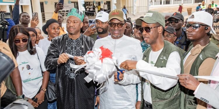 Le Ministre Alpha Bacar BARRY a inauguré, ce mercredi 17 décembre 2025, un ensemble de nouveaux édifices transformant radicalement le cadre de vie et d'études à Labé. Entre baptêmes symboliques, promesses d'extension et équipements technologiques, l'enseignement supérieur guinéen franchit un nouveau palier.