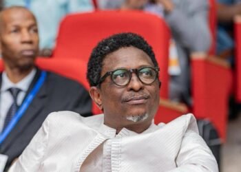 Un rendez-vous d'excellence pour transformer l'école C’est un signal fort pour le monde académique guinéen. Alpha Bacar Barry, ministre de l’Enseignement Supérieur, de la Recherche scientifique et de l’Innovation, a officiellement ouvert les travaux du 21ᵉ colloque international de l’AFDECE (Association française d’éducation comparée et des échanges). Porté par l’Université Général Lansana Conté de Sonfonia via son École doctorale en sciences humaines et sociales (ED-SHS), l'événement mobilise des partenaires de prestige tels que la Cité des Sciences et de l’Innovation de Guinée et l’Institut Supérieur des Sciences de l’Éducation. Tirer les leçons du passé pour bâtir l’avenir Ce rendez-vous de 2026 ne naît pas de rien. Il s'inscrit dans une continuité intellectuelle rigoureuse, faisant suite aux réflexions amorcées lors des éditions précédentes (2022, 2023 et 2025). Après s'être penchés sur l'éducation en temps de crise et la lutte contre les inégalités mondiales, les experts se concentrent désormais sur un impératif : la transformation profonde des systèmes éducatifs. L'objectif est clair : mener une analyse comparative et prospective pour adapter nos modèles d'apprentissage aux défis technologiques et sociétaux contemporains. La Guinée, futur hub du savoir africain Au-delà des débats théoriques, l’accueil de ce colloque marque un tournant diplomatique et scientifique pour Conakry. En devenant le siège de cette production de savoirs, la Guinée confirme son ambition de faire de la recherche scientifique un levier stratégique de développement. Le pays se positionne désormais comme une plateforme académique incontournable, capable d’influencer les politiques éducatives non seulement à l’échelle nationale, mais sur l’ensemble du continent africain.