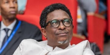 Un rendez-vous d'excellence pour transformer l'école C’est un signal fort pour le monde académique guinéen. Alpha Bacar Barry, ministre de l’Enseignement Supérieur, de la Recherche scientifique et de l’Innovation, a officiellement ouvert les travaux du 21ᵉ colloque international de l’AFDECE (Association française d’éducation comparée et des échanges). Porté par l’Université Général Lansana Conté de Sonfonia via son École doctorale en sciences humaines et sociales (ED-SHS), l'événement mobilise des partenaires de prestige tels que la Cité des Sciences et de l’Innovation de Guinée et l’Institut Supérieur des Sciences de l’Éducation. Tirer les leçons du passé pour bâtir l’avenir Ce rendez-vous de 2026 ne naît pas de rien. Il s'inscrit dans une continuité intellectuelle rigoureuse, faisant suite aux réflexions amorcées lors des éditions précédentes (2022, 2023 et 2025). Après s'être penchés sur l'éducation en temps de crise et la lutte contre les inégalités mondiales, les experts se concentrent désormais sur un impératif : la transformation profonde des systèmes éducatifs. L'objectif est clair : mener une analyse comparative et prospective pour adapter nos modèles d'apprentissage aux défis technologiques et sociétaux contemporains. La Guinée, futur hub du savoir africain Au-delà des débats théoriques, l’accueil de ce colloque marque un tournant diplomatique et scientifique pour Conakry. En devenant le siège de cette production de savoirs, la Guinée confirme son ambition de faire de la recherche scientifique un levier stratégique de développement. Le pays se positionne désormais comme une plateforme académique incontournable, capable d’influencer les politiques éducatives non seulement à l’échelle nationale, mais sur l’ensemble du continent africain.