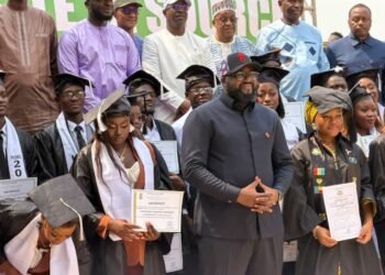 À l'Université la Source : Djiba Diakité dote les majors de sa promotion d'ordinateurs portables !