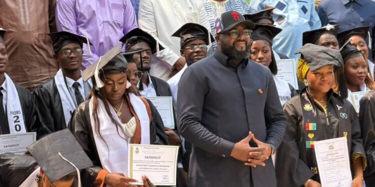 À l'Université la Source : Djiba Diakité dote les majors de sa promotion d'ordinateurs portables !