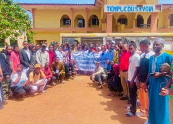 Sous l'impulsion de l'Union européenne et en étroite collaboration avec Expertise France et Enabel, le Centre d'Innovation et de Recherche pour le Développement (CIRD) déploie une étude anthropologique majeure. Ce partenariat d'envergure vise à transformer la politique migratoire guinéenne par une compréhension fine des réalités de terrain. Une alliance pour une migration sûre et ordonnée Le projet AMIS (Accompagnement, Mobilité, Insertion & Sensibilisation) s'inscrit dans une dynamique internationale soutenue par l'Union européenne. Mis en œuvre conjointement par Expertise France et Enabel, avec la Direction Générale des Guinéens de l’Étranger (DGGE), ce programme ambitionne de : • Améliorer la réintégration des personnes de retour au pays. • Prévenir les risques liés à la migration irrégulière et à la traite des êtres humains. • Promouvoir des voies de migration régulières et sécurisées. L'expertise du CIRD au service de l'action internationale Mandaté pour le volet recherche, le CIRD apporte une rigueur scientifique indispensable pour éclairer les décisions publiques. De novembre 2025 à mars 2026, cette étude nationale se déploie dans dix localités stratégiques (Conakry, Kankan, Siguiri, Mamou, Kindia, Forécariah, Labé, Boké, Koundara et Nzérékoré) pour: • Identifier les leviers socioculturels qui influencent le départ. • Analyser la perception des messages de sensibilisation actuels. • Produire des connaissances fondées sur l'immersion et les récits de vie. Une communication mieux adaptée aux réalités locales L’enjeu final de cette collaboration entre les acteurs européens et les chercheurs guinéens est de proposer des recommandations concrètes. Il s'agit de mieux comprendre comment les familles, les pairs et la diaspora influencent les trajectoires migratoires afin d'ajuster les discours de prévention.