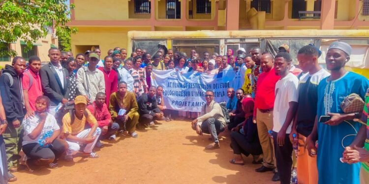 Sous l'impulsion de l'Union européenne et en étroite collaboration avec Expertise France et Enabel, le Centre d'Innovation et de Recherche pour le Développement (CIRD) déploie une étude anthropologique majeure. Ce partenariat d'envergure vise à transformer la politique migratoire guinéenne par une compréhension fine des réalités de terrain. Une alliance pour une migration sûre et ordonnée Le projet AMIS (Accompagnement, Mobilité, Insertion & Sensibilisation) s'inscrit dans une dynamique internationale soutenue par l'Union européenne. Mis en œuvre conjointement par Expertise France et Enabel, avec la Direction Générale des Guinéens de l’Étranger (DGGE), ce programme ambitionne de : • Améliorer la réintégration des personnes de retour au pays. • Prévenir les risques liés à la migration irrégulière et à la traite des êtres humains. • Promouvoir des voies de migration régulières et sécurisées. L'expertise du CIRD au service de l'action internationale Mandaté pour le volet recherche, le CIRD apporte une rigueur scientifique indispensable pour éclairer les décisions publiques. De novembre 2025 à mars 2026, cette étude nationale se déploie dans dix localités stratégiques (Conakry, Kankan, Siguiri, Mamou, Kindia, Forécariah, Labé, Boké, Koundara et Nzérékoré) pour: • Identifier les leviers socioculturels qui influencent le départ. • Analyser la perception des messages de sensibilisation actuels. • Produire des connaissances fondées sur l'immersion et les récits de vie. Une communication mieux adaptée aux réalités locales L’enjeu final de cette collaboration entre les acteurs européens et les chercheurs guinéens est de proposer des recommandations concrètes. Il s'agit de mieux comprendre comment les familles, les pairs et la diaspora influencent les trajectoires migratoires afin d'ajuster les discours de prévention.