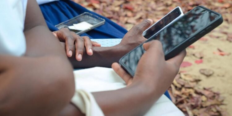 Smartphones à l’école : Vers une interdiction totale ou une révolution numérique ?