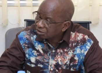 Pr. Faya OULARÉ : L'Éminence Grise de la Physique et de l'Énergie Solaire en Guinée