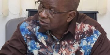 Pr. Faya OULARÉ : L'Éminence Grise de la Physique et de l'Énergie Solaire en Guinée