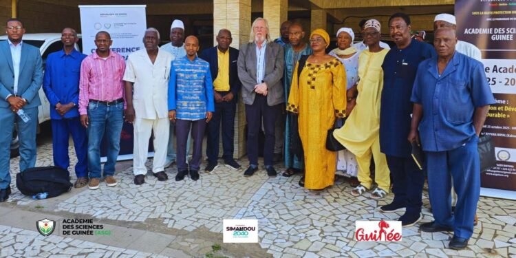 Guinée : Didier Raoult plaide pour une « souveraineté thérapeutique » africaine devant l’Académie des Sciences