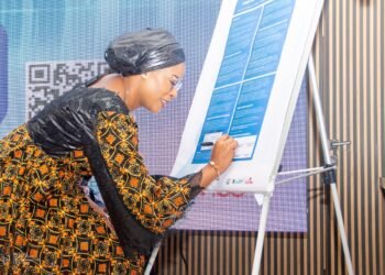 Guinée : le Manifeste de Conakry pour une IA souveraine et africaine est officiellement signé Le 1er avril 2026, à la Cité des Sciences et de l'Innovation de Guinée, autorités, chercheurs et représentants de la société civile ont signé le Manifeste de Conakry pour une Intelligence Artificielle souveraine, inclusive et africaine. Issu de la Conférence DouniA1 et ancré dans la vision Simandou 2040, ce texte fondateur marque la volonté de Conakry de prendre en main sa propre révolution numérique. Conakry, Guinée · 1er avril 2026 · Technologie & Innovation Un acte fondateur à la Cité des Sciences Ce n'est pas un simple document de plus. La signature du Manifeste de Conakry, le 1er avril 2026, représente un tournant dans la politique technologique de la Guinée. Dans l'enceinte de la Cité des Sciences et de l'Innovation, une salle rassemblant gouvernement, scientifiques, entrepreneurs, chercheurs et acteurs de la société civile a donné vie à un engagement collectif et solennel. Le texte est clair dans ses ambitions : la Guinée ne veut plus subir les transformations imposées par les grandes puissances numériques mondiales. Elle entend les construire, à ses conditions et selon ses valeurs. Cinq piliers pour une IA au service de la nation Le Manifeste articule la vision guinéenne autour de cinq principes structurants, pensés pour répondre aux réalités du pays et aux défis du continent. 🛡 Souveraineté des données Maîtrise des données guinéennes face aux dépendances extérieures 🌍 Inclusion numérique Tous les territoires et toutes les langues intégrés ⚖ Éthique et protection Droits et dignité des citoyens au cœur de l'IA 🤝 Collaboration nationale État, recherche, secteur privé et diaspora scientifique 🌐 Coopération africaine Partage et solidarité scientifique à l'échelle du continent La vision Simandou 2040 comme boussole stratégique Le Manifeste n'est pas une déclaration isolée. Il s'inscrit dans la continuité de la vision Simandou 2040, cadre de développement à long terme qui place la valorisation des ressources — naturelles et humaines — au cœur du projet de société guinéen. Transposer cette logique au domaine de l'intelligence artificielle, c'est affirmer que les algorithmes, les modèles et les données ont, eux aussi, vocation à devenir des ressources stratégiques, au même titre que les gisements miniers. La Conférence DouniA1, creuset du manifeste Le texte est le fruit direct des travaux de la Conférence DouniA1, espace de réflexion et de dialogue qui a réuni experts, décideurs et innovateurs autour des enjeux de l'IA en Afrique de l'Ouest. Un processus consultatif qui confère au Manifeste une légitimité plurielle, au-delà des seules sphères gouvernementales. Un engagement politique assumé Par leur signature, les autorités nationales ont traduit en acte une vision stratégique. La transformation numérique de la Guinée ne sera pas subie ni importée clé en main. Elle sera maîtrisée, orientée vers le développement durable, la jeunesse et la consolidation de la souveraineté nationale. « La Guinée ne subira pas la révolution de l'intelligence artificielle. Elle la construira. »