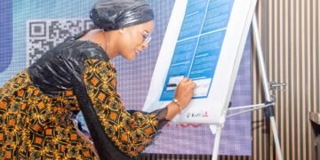 Guinée : le Manifeste de Conakry pour une IA souveraine et africaine est officiellement signé Le 1er avril 2026, à la Cité des Sciences et de l'Innovation de Guinée, autorités, chercheurs et représentants de la société civile ont signé le Manifeste de Conakry pour une Intelligence Artificielle souveraine, inclusive et africaine. Issu de la Conférence DouniA1 et ancré dans la vision Simandou 2040, ce texte fondateur marque la volonté de Conakry de prendre en main sa propre révolution numérique. Conakry, Guinée · 1er avril 2026 · Technologie & Innovation Un acte fondateur à la Cité des Sciences Ce n'est pas un simple document de plus. La signature du Manifeste de Conakry, le 1er avril 2026, représente un tournant dans la politique technologique de la Guinée. Dans l'enceinte de la Cité des Sciences et de l'Innovation, une salle rassemblant gouvernement, scientifiques, entrepreneurs, chercheurs et acteurs de la société civile a donné vie à un engagement collectif et solennel. Le texte est clair dans ses ambitions : la Guinée ne veut plus subir les transformations imposées par les grandes puissances numériques mondiales. Elle entend les construire, à ses conditions et selon ses valeurs. Cinq piliers pour une IA au service de la nation Le Manifeste articule la vision guinéenne autour de cinq principes structurants, pensés pour répondre aux réalités du pays et aux défis du continent. 🛡 Souveraineté des données Maîtrise des données guinéennes face aux dépendances extérieures 🌍 Inclusion numérique Tous les territoires et toutes les langues intégrés ⚖ Éthique et protection Droits et dignité des citoyens au cœur de l'IA 🤝 Collaboration nationale État, recherche, secteur privé et diaspora scientifique 🌐 Coopération africaine Partage et solidarité scientifique à l'échelle du continent La vision Simandou 2040 comme boussole stratégique Le Manifeste n'est pas une déclaration isolée. Il s'inscrit dans la continuité de la vision Simandou 2040, cadre de développement à long terme qui place la valorisation des ressources — naturelles et humaines — au cœur du projet de société guinéen. Transposer cette logique au domaine de l'intelligence artificielle, c'est affirmer que les algorithmes, les modèles et les données ont, eux aussi, vocation à devenir des ressources stratégiques, au même titre que les gisements miniers. La Conférence DouniA1, creuset du manifeste Le texte est le fruit direct des travaux de la Conférence DouniA1, espace de réflexion et de dialogue qui a réuni experts, décideurs et innovateurs autour des enjeux de l'IA en Afrique de l'Ouest. Un processus consultatif qui confère au Manifeste une légitimité plurielle, au-delà des seules sphères gouvernementales. Un engagement politique assumé Par leur signature, les autorités nationales ont traduit en acte une vision stratégique. La transformation numérique de la Guinée ne sera pas subie ni importée clé en main. Elle sera maîtrisée, orientée vers le développement durable, la jeunesse et la consolidation de la souveraineté nationale. « La Guinée ne subira pas la révolution de l'intelligence artificielle. Elle la construira. »