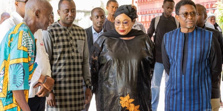 Abidjan : Alpha Bacar Barry à l'ambassade de Guinée pour mobiliser diplomates et étudiants guinéens autour du développement national