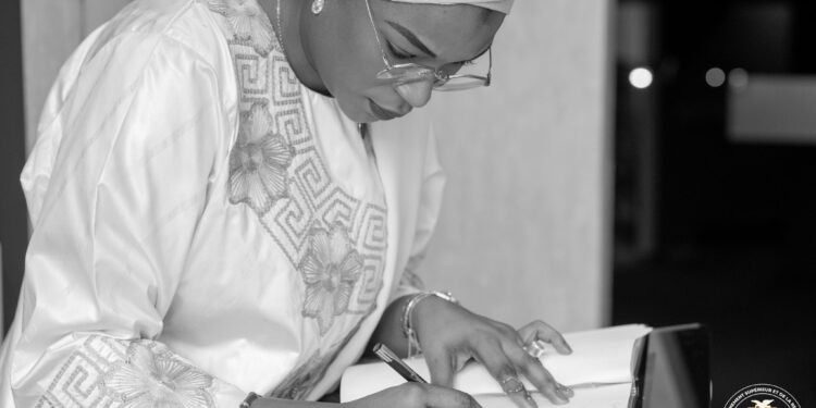 Kigali : la ministre guinéenne Diaka Sidibé se recueille au Mémorial du génocide contre les Tutsis de 1994