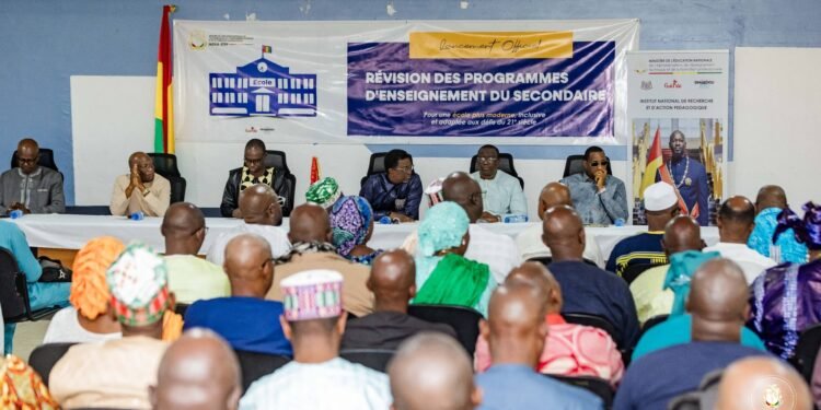 Guinée : le ministre Alpha Bacar Barry lance la refonte des programmes du secondaire