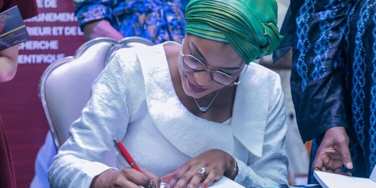 Littérature : Dre Diaka Sidibé dédicace son autobiographie, une ode à la résilience et au travail