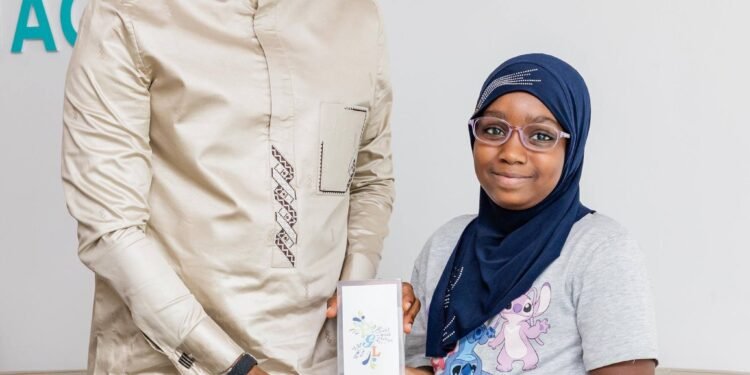 Dictée PGL à Montréal : la vice-championne Hadja Karimata Baldé reçue par le ministre Alpha Bacar Barry