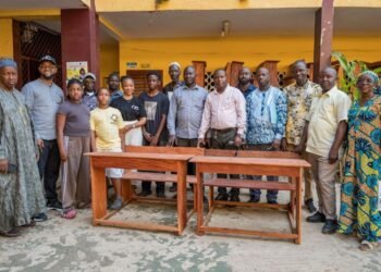 Éducation à Ratoma : PayCard redonne de la dignité aux élèves de Kipé avec un don de 200 tables-bancs
