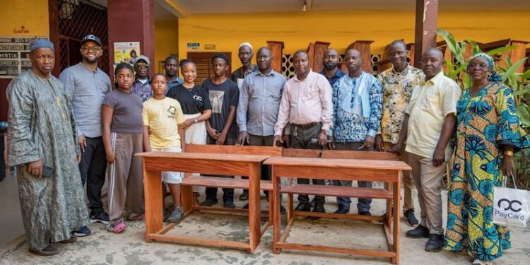 Éducation à Ratoma : PayCard redonne de la dignité aux élèves de Kipé avec un don de 200 tables-bancs