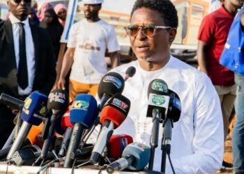 Éducation : À Bambéto, Alpha Bacar Barry pose la première pierre de la « réparation historique »