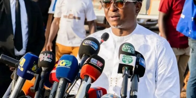 Éducation : À Bambéto, Alpha Bacar Barry pose la première pierre de la « réparation historique »