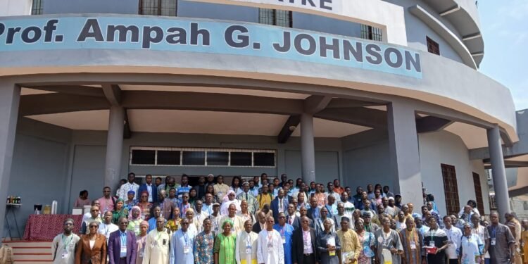 L a Guinée s’est particulièrement distinguée lors de la 26ᵉ édition des Journées scientifiques de la Société Ouest-Africaine de Chimie (SOACHIM), qui s'est tenue du 11 au 14 août 2026 à l’Université de Lomé, au Togo. Conduite par le Dr Amadou Sadio Diallo, la délégation guinéenne a marqué les esprits par la qualité de ses travaux, avec en point d’orgue le sacre de la jeune chercheuse Mariam Tréou.